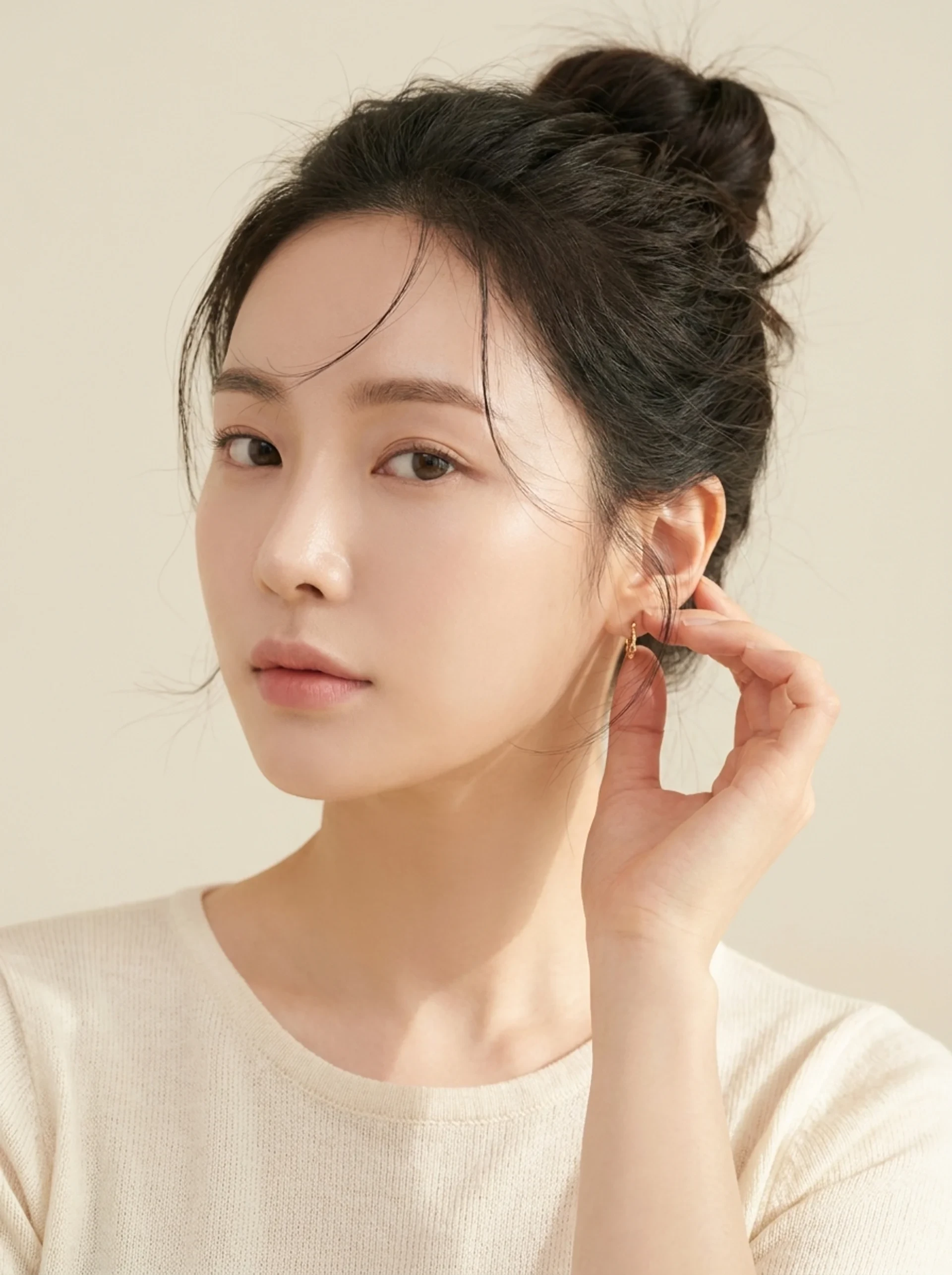 귀에 손을 대고 있는 여성의 포트레이트